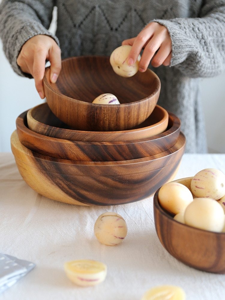 Kitchen natural wooden bowl, perfect for household use as a fruit bowl or salad bowl. Suitable for home or restaurant, this food container is made from wooden utensils.