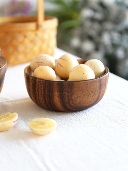 Kitchen natural wooden bowl, perfect for household use as a fruit bowl or salad bowl. Suitable for home or restaurant, this food container is made from wooden utensils.