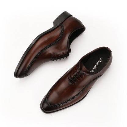 Men's leather shoes with a cowhide upper and low-top design.