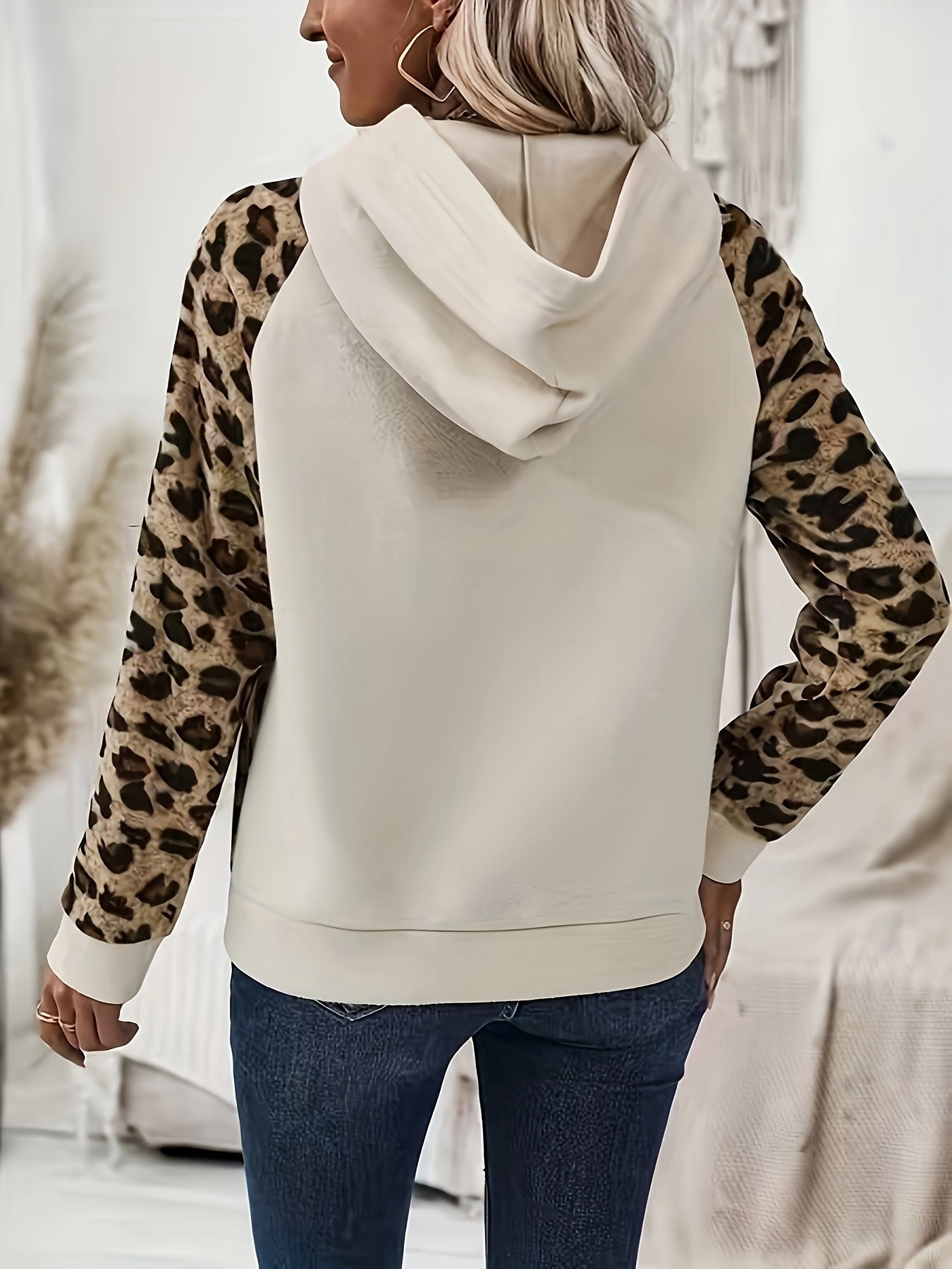 Leopard print stitched sleeves hooded long-sleeve sweatshirt.