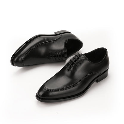 Men's leather shoes with a cowhide upper and low-top design.